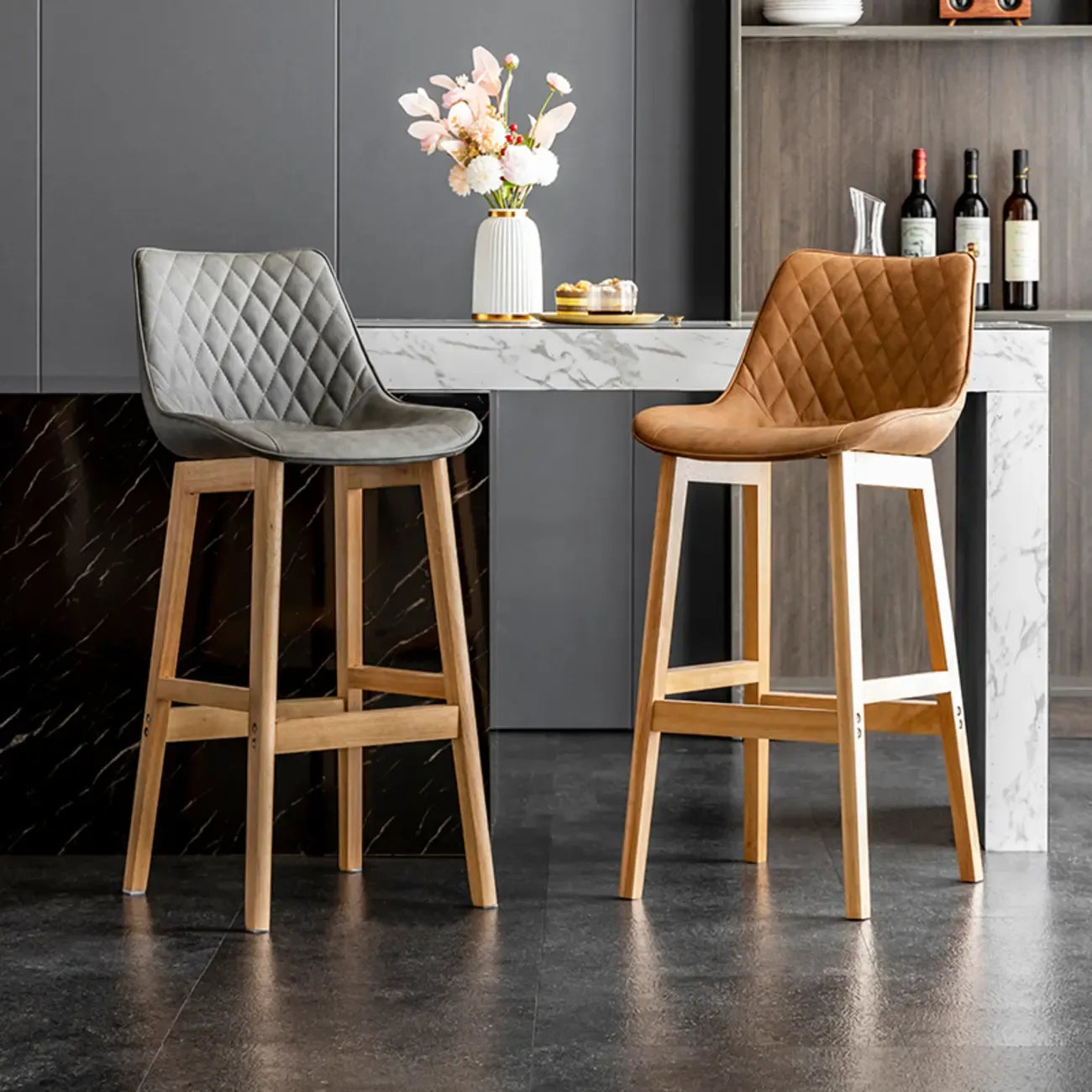 Tabourets de bar modernes du milieu du siècle en similicuir avec pieds en bois