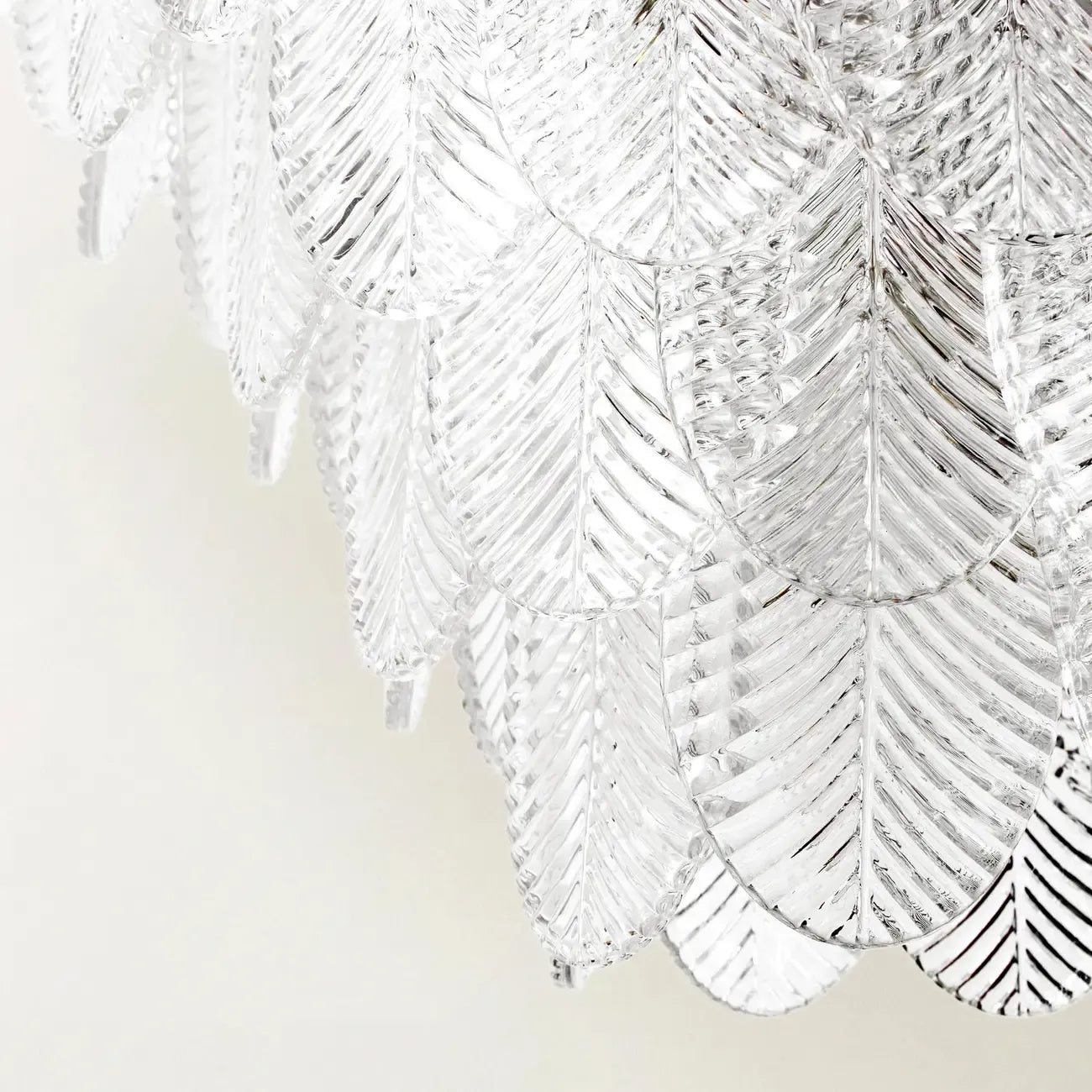 Lustre élégant en cristal et verre en forme de feuille