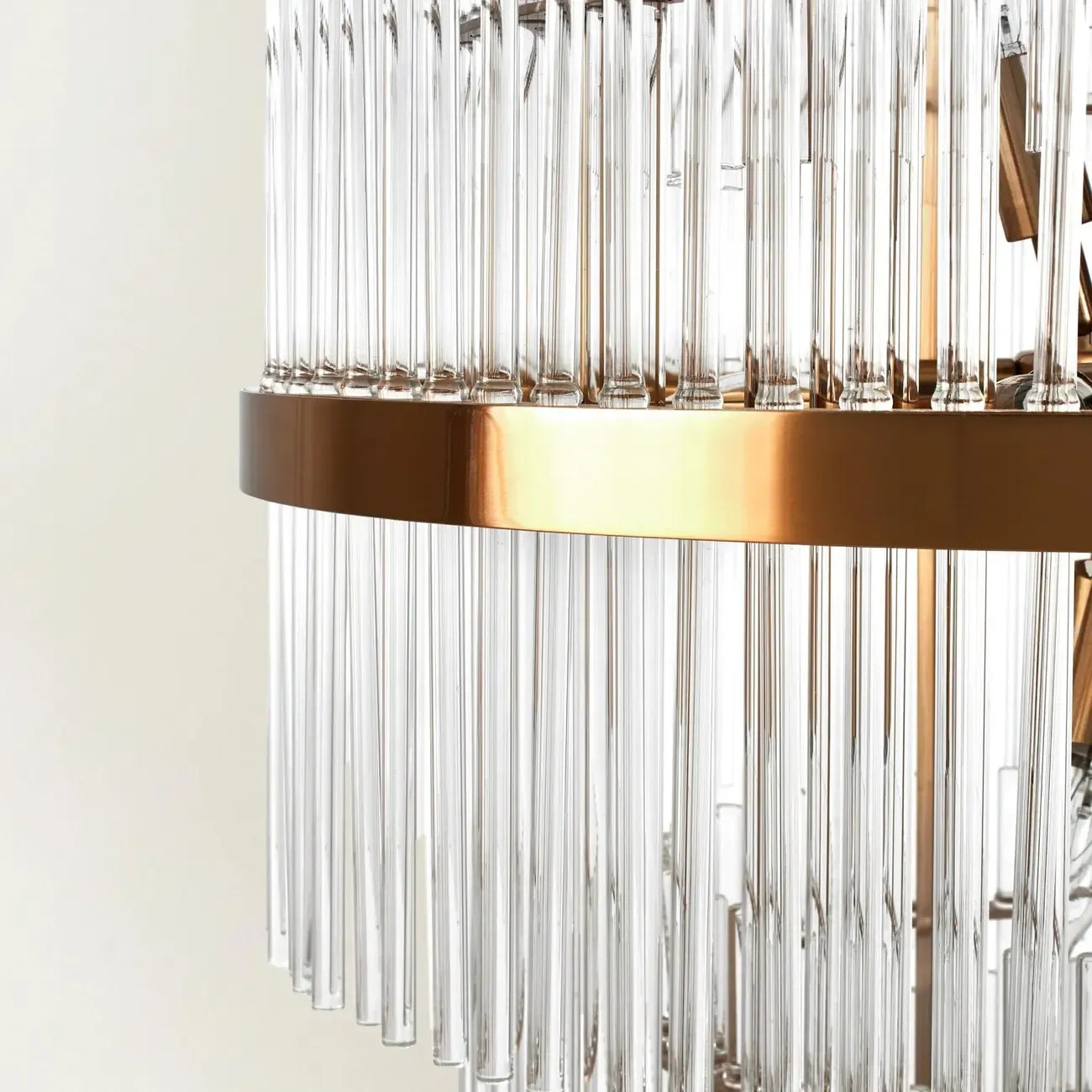 Lustre moderne en verre transparent avec finition dorée
