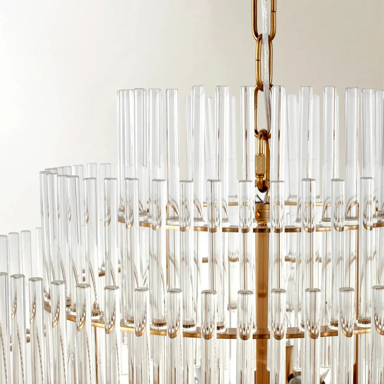 Lustre moderne en verre transparent avec finition dorée
