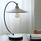 Lampe de table arquée en fer blanc au style contemporain pour salon