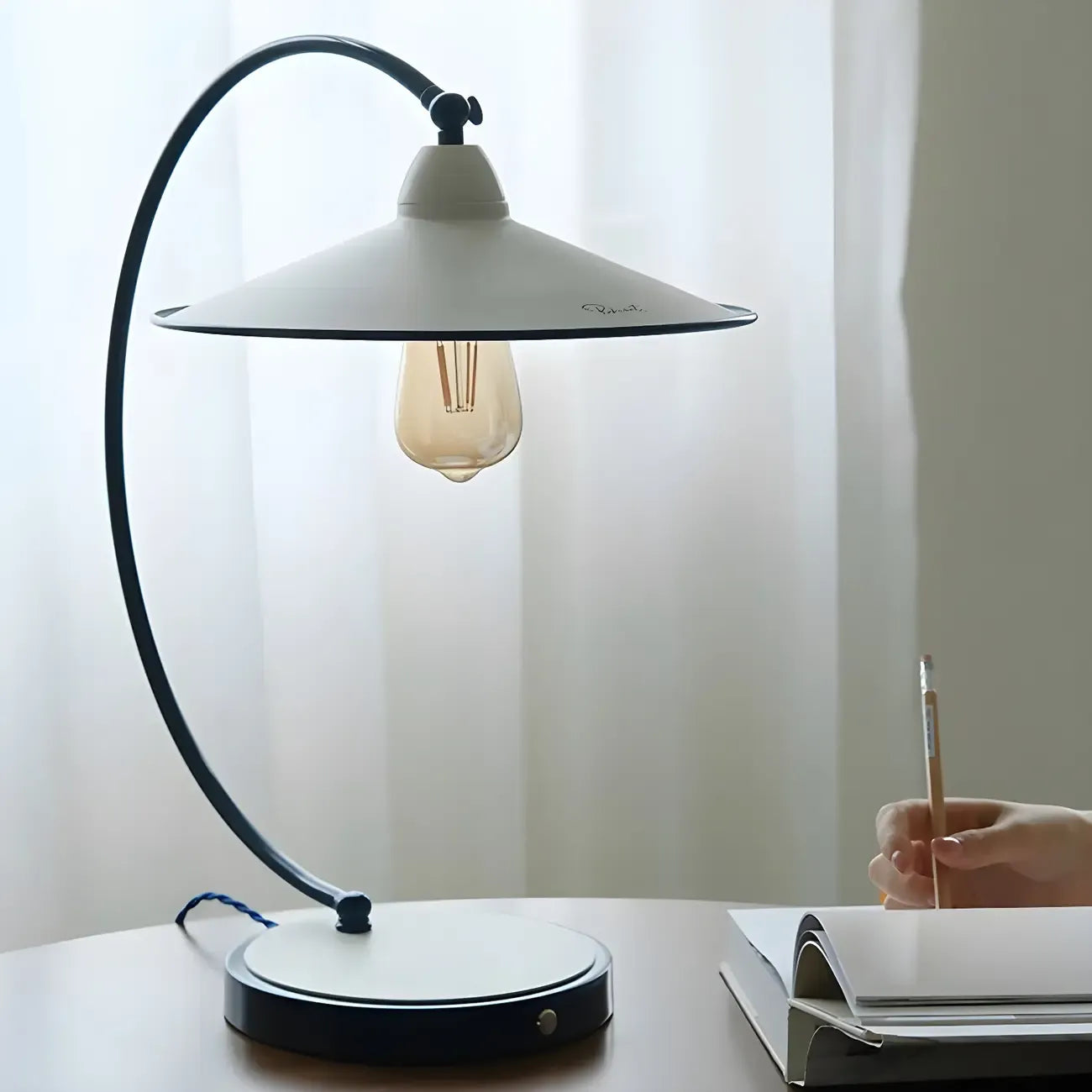 Lampe de table arquée en fer blanc au style contemporain pour salon