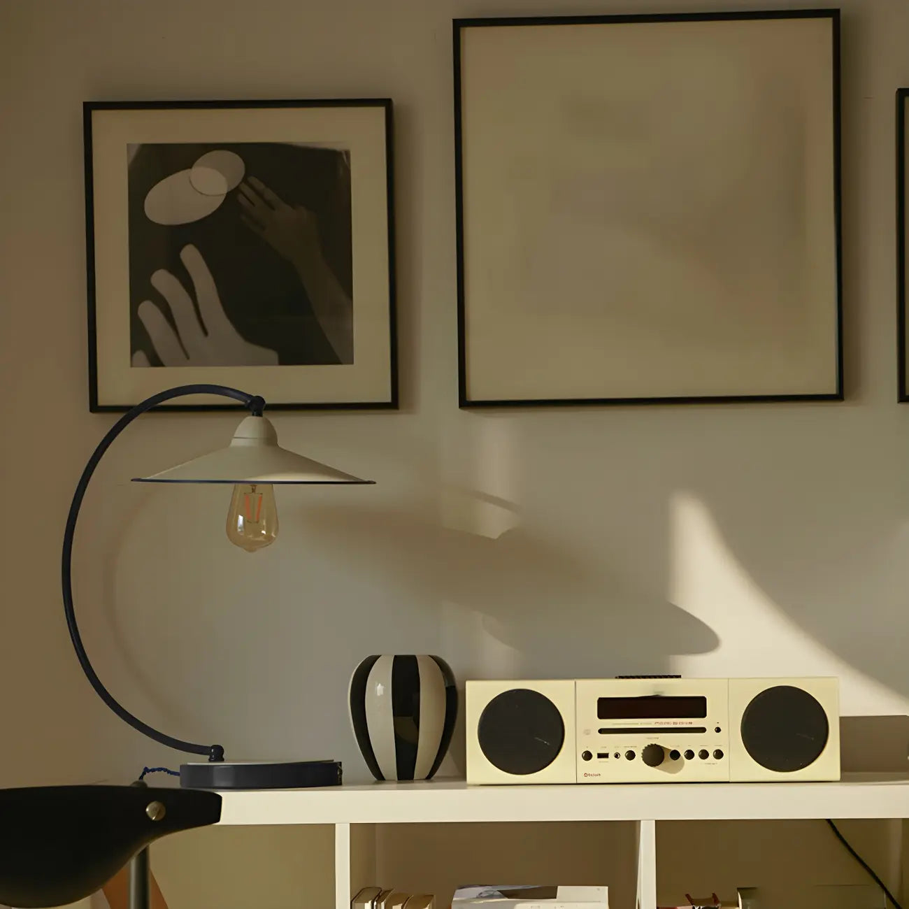 Lampe de table arquée en fer blanc au style contemporain pour salon