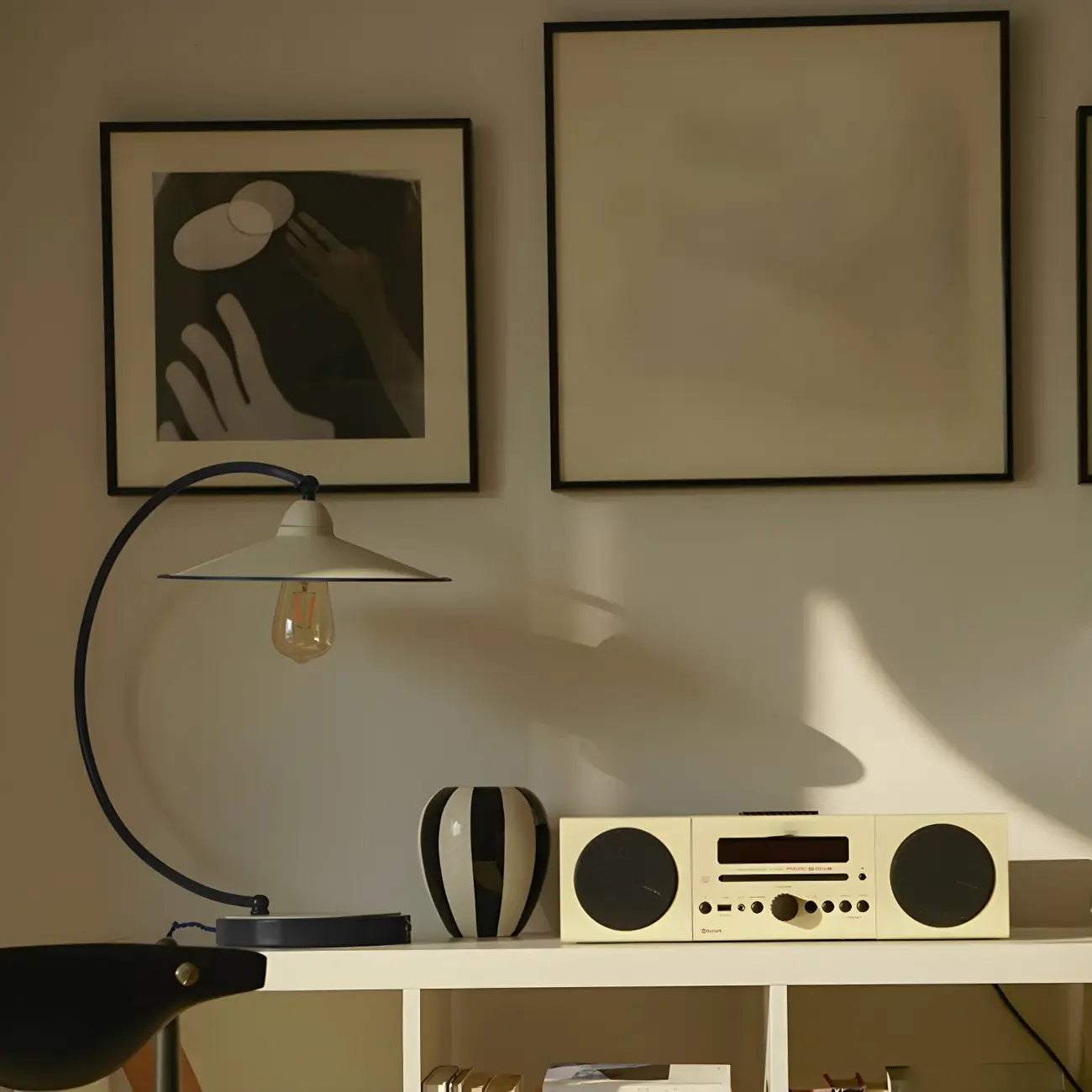 Lampe de table arquée en fer blanc au style contemporain pour salon