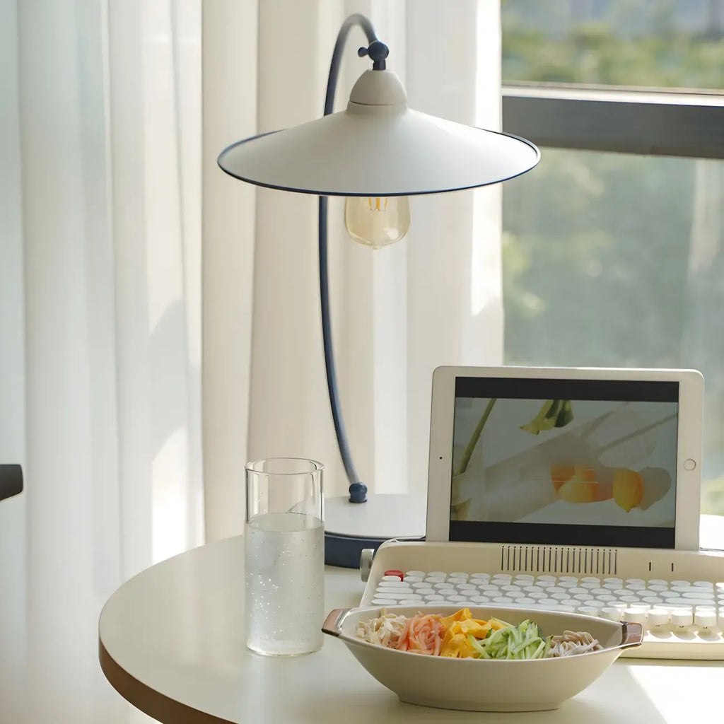 Lampe de table arquée en fer blanc au style contemporain pour salon