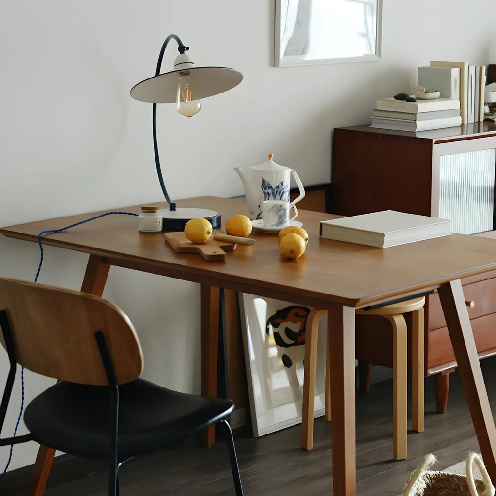 Lampe de table arquée en fer blanc au style contemporain pour salon