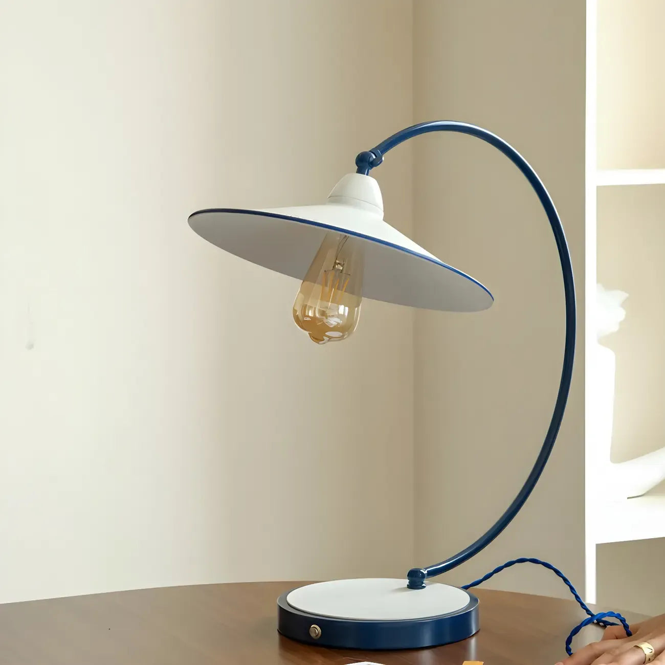 Lampe de table arquée en fer blanc au style contemporain pour salon