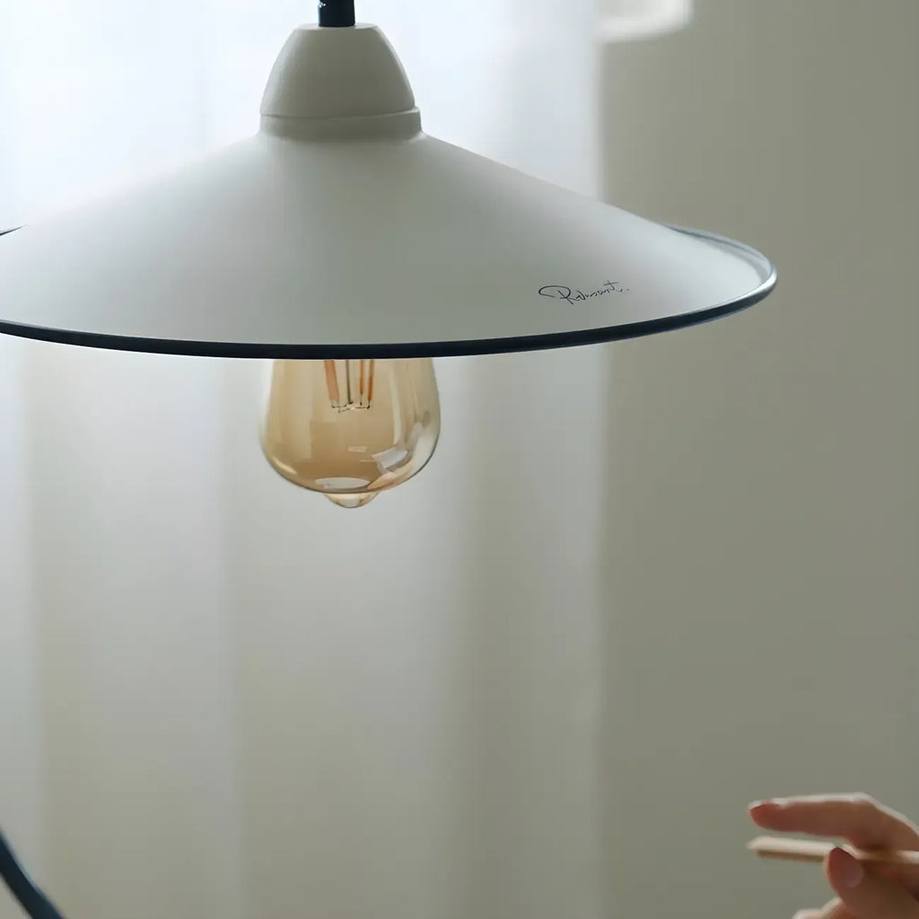 Lampe de table arquée en fer blanc au style contemporain pour salon