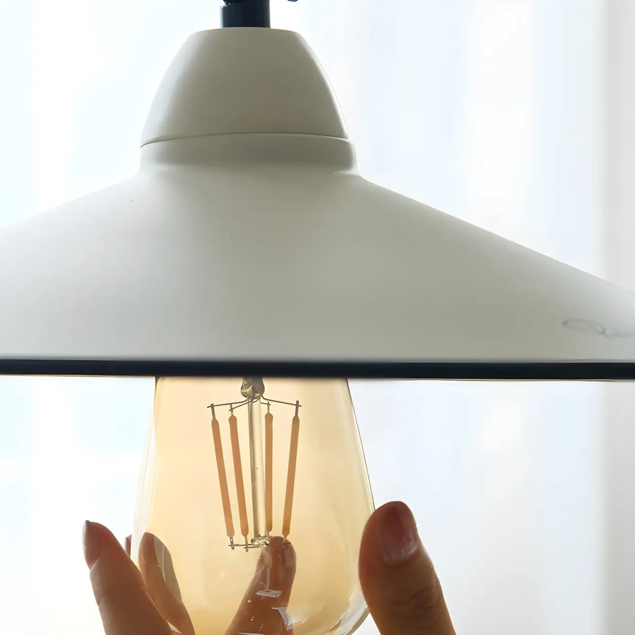 Lampe de table arquée en fer blanc au style contemporain pour salon