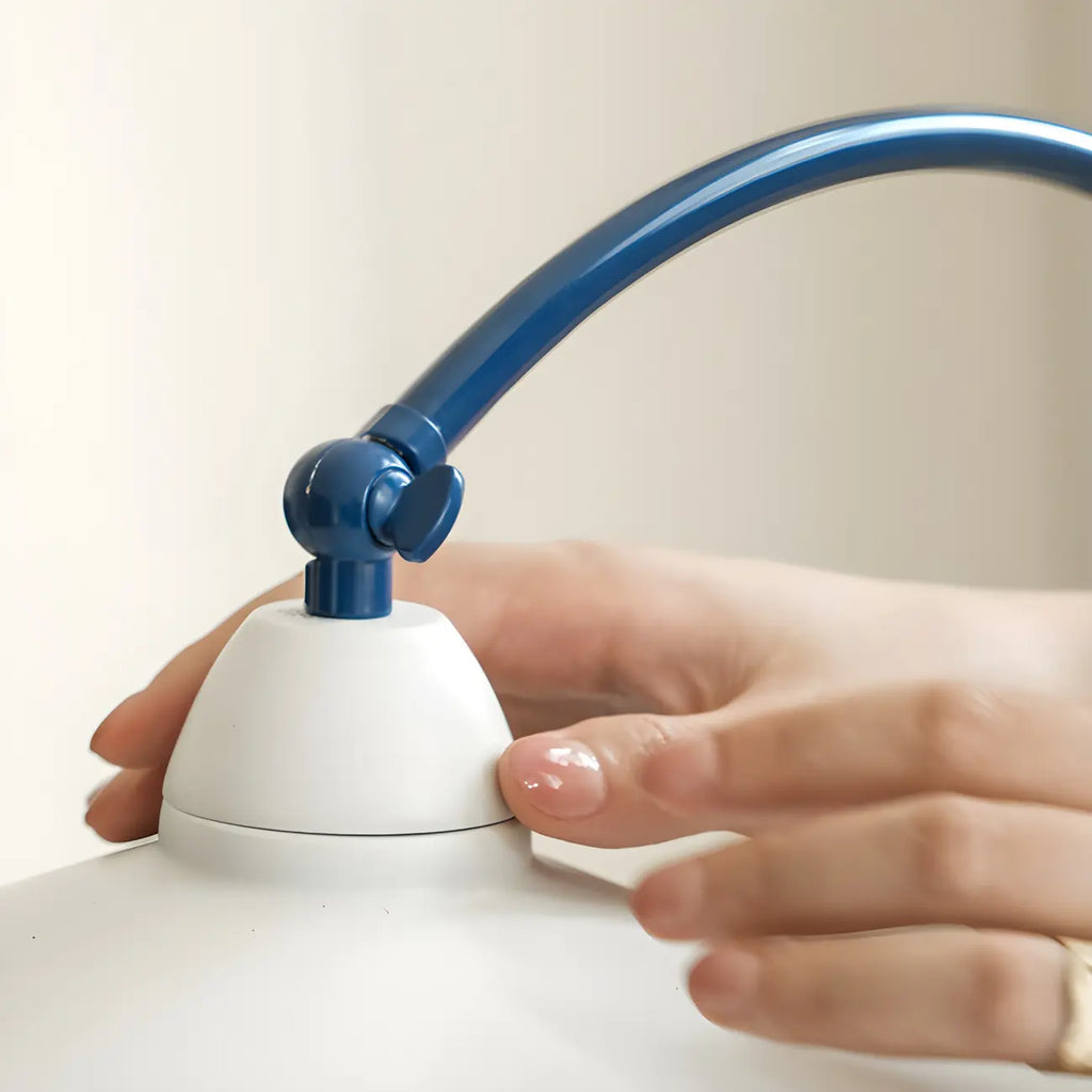 Lampe de table arquée en fer blanc au style contemporain pour salon