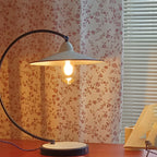 Lampe de table arquée en fer blanc au style contemporain pour salon