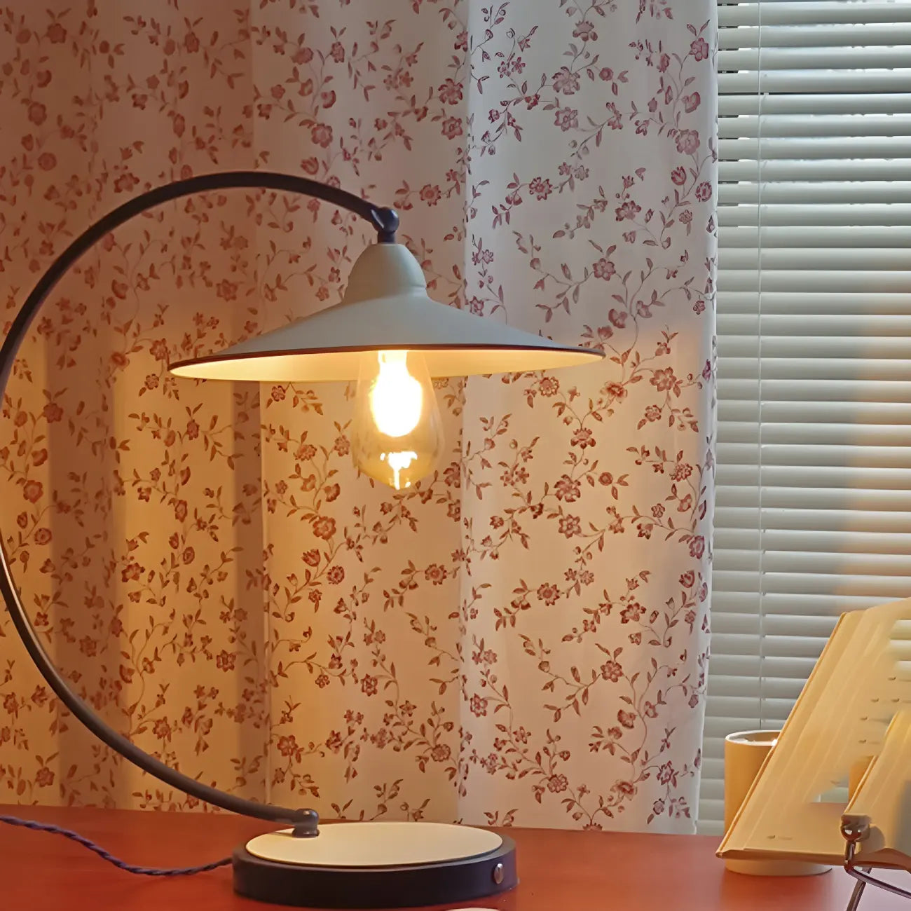 Lampe de table arquée en fer blanc au style contemporain pour salon