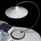 Lampe de table arquée en fer blanc au style contemporain pour salon