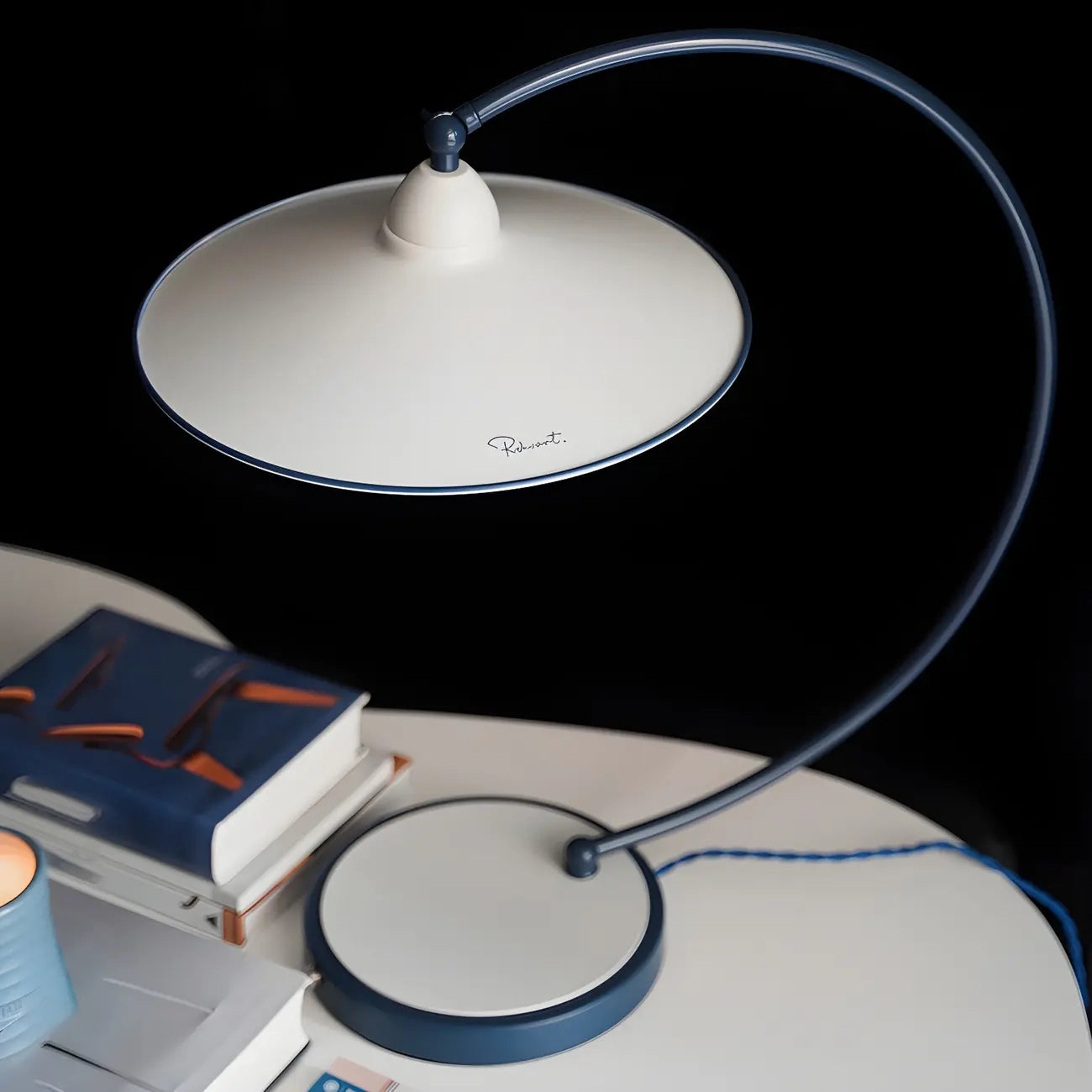Lampe de table arquée en fer blanc au style contemporain pour salon