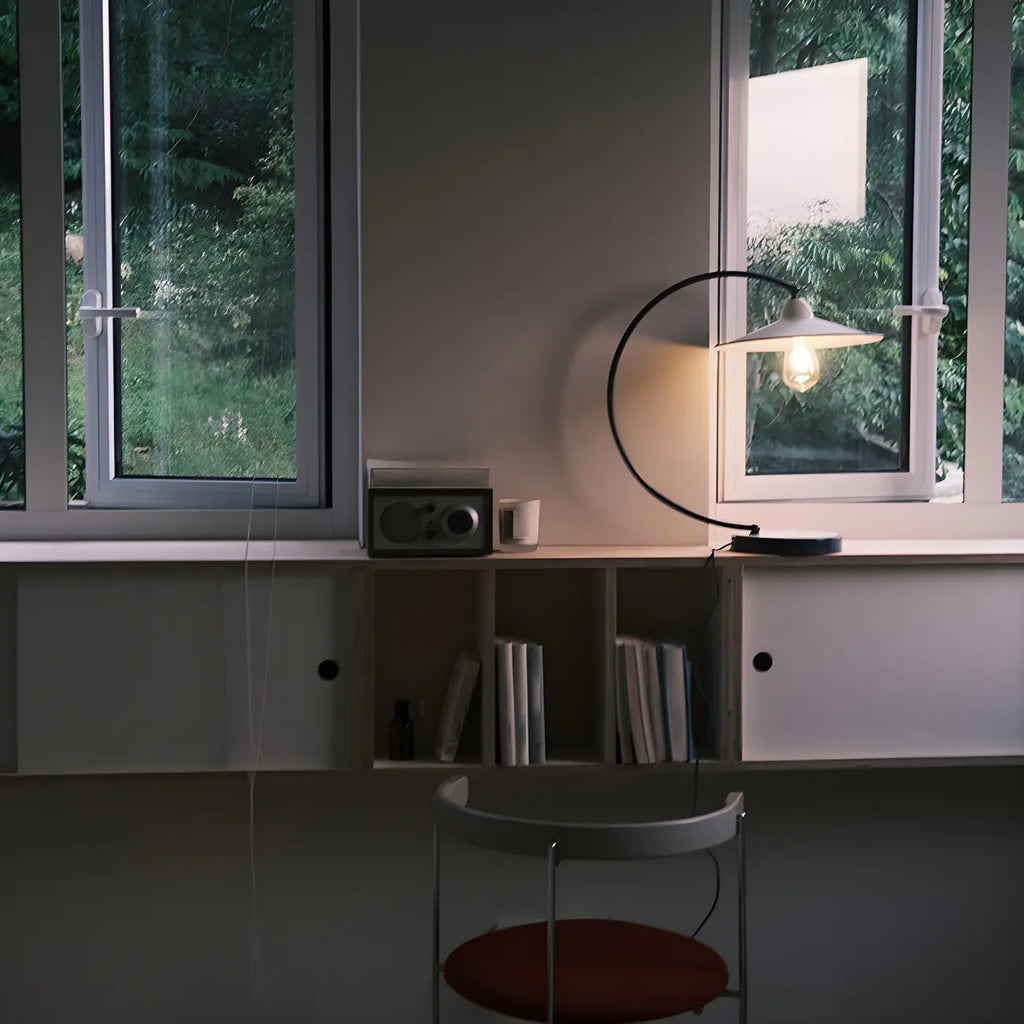 Lampe de table arquée en fer blanc au style contemporain pour salon