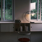 Lampe de table arquée en fer blanc au style contemporain pour salon