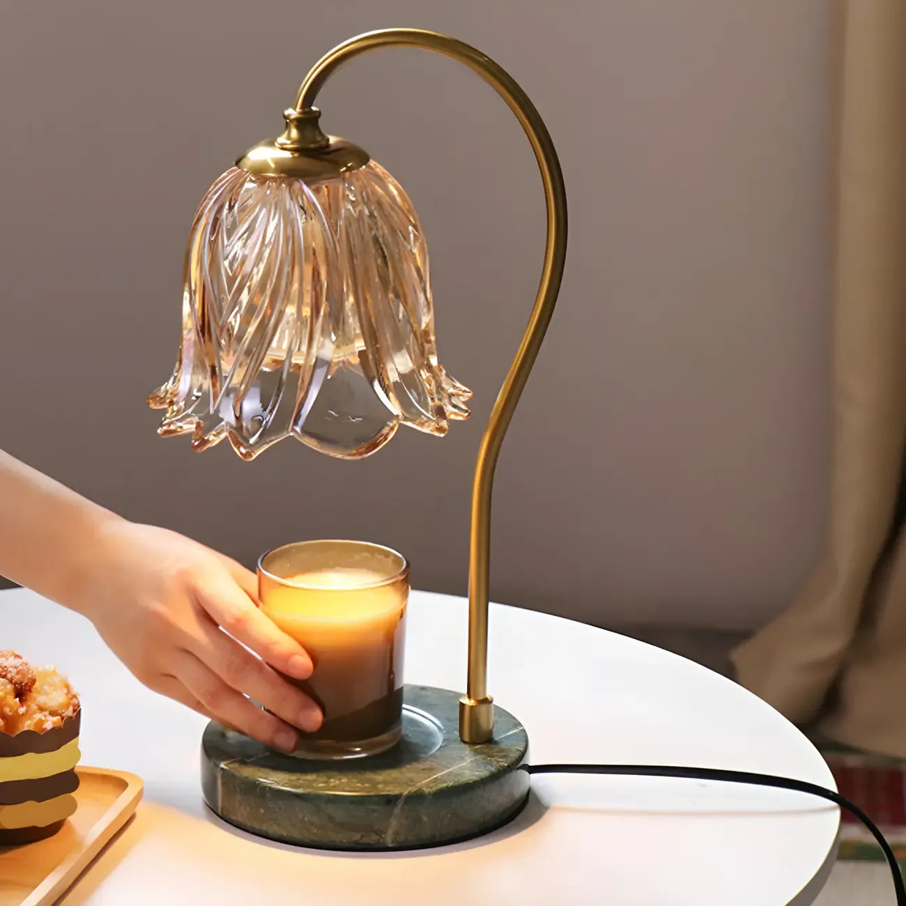 Lampe de chevet élégante en verre à motif floral avec pied porte-gobelet