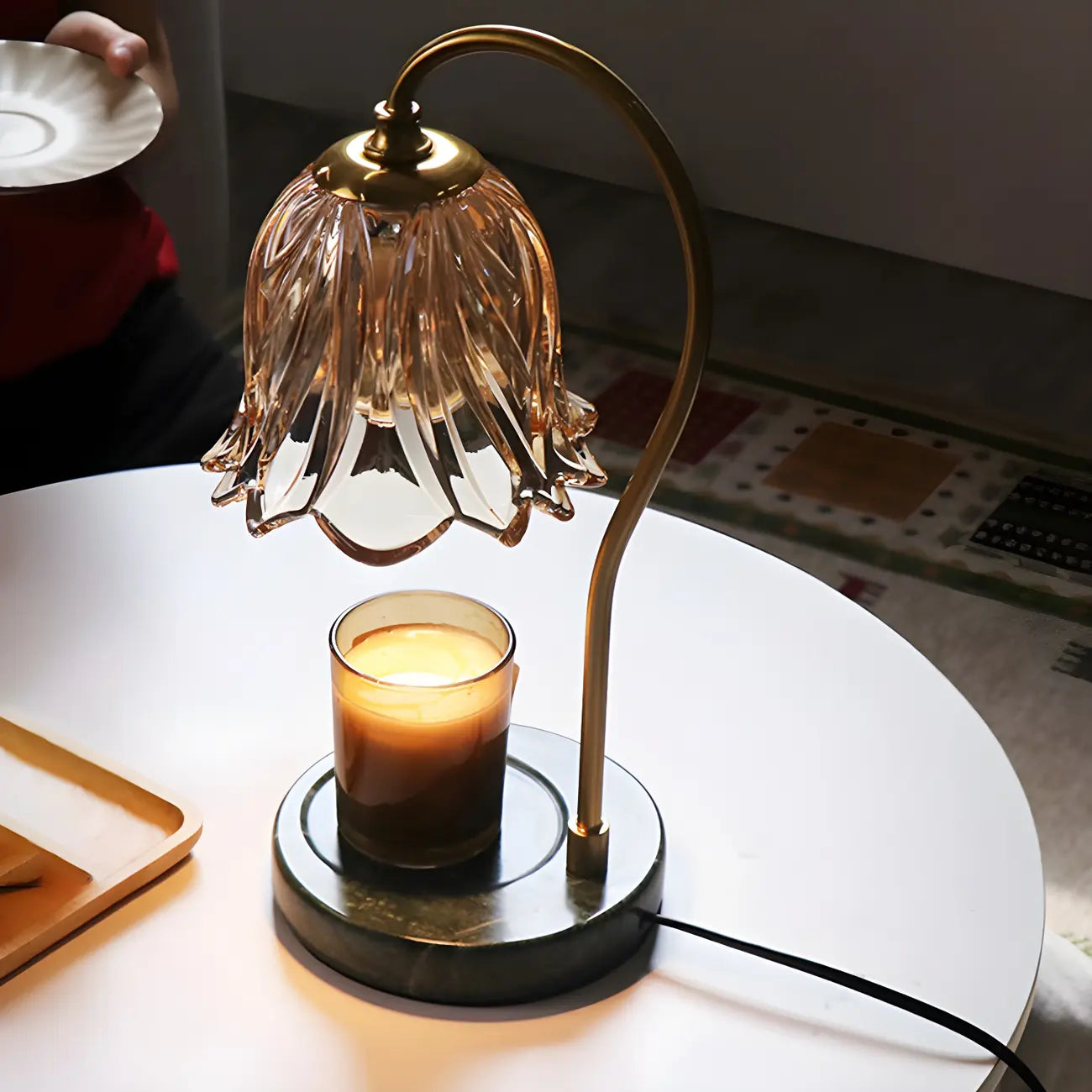 Lampe de chevet élégante en verre à motif floral avec pied porte-gobelet