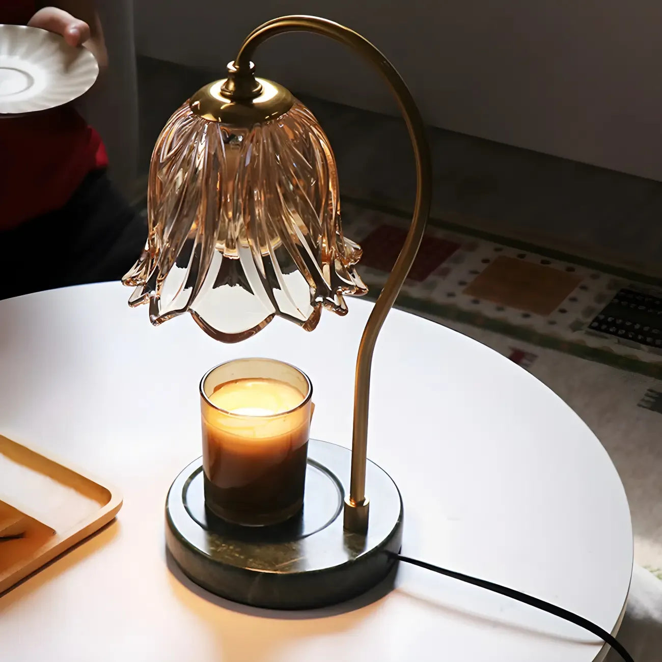 Lampe de chevet élégante en verre à motif floral avec pied porte-gobelet