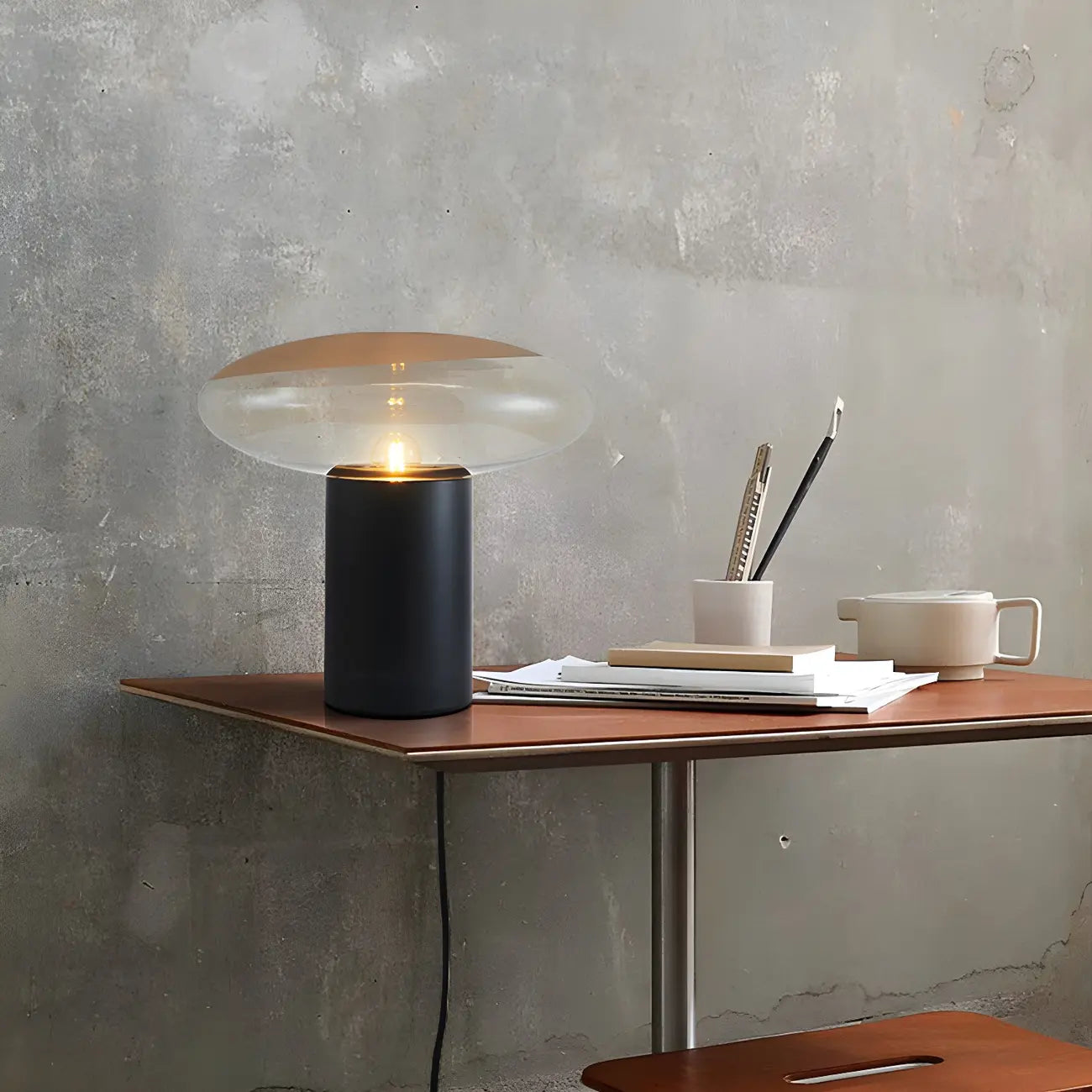 Lampe de table moderne en métal noir et verre transparent pour salon