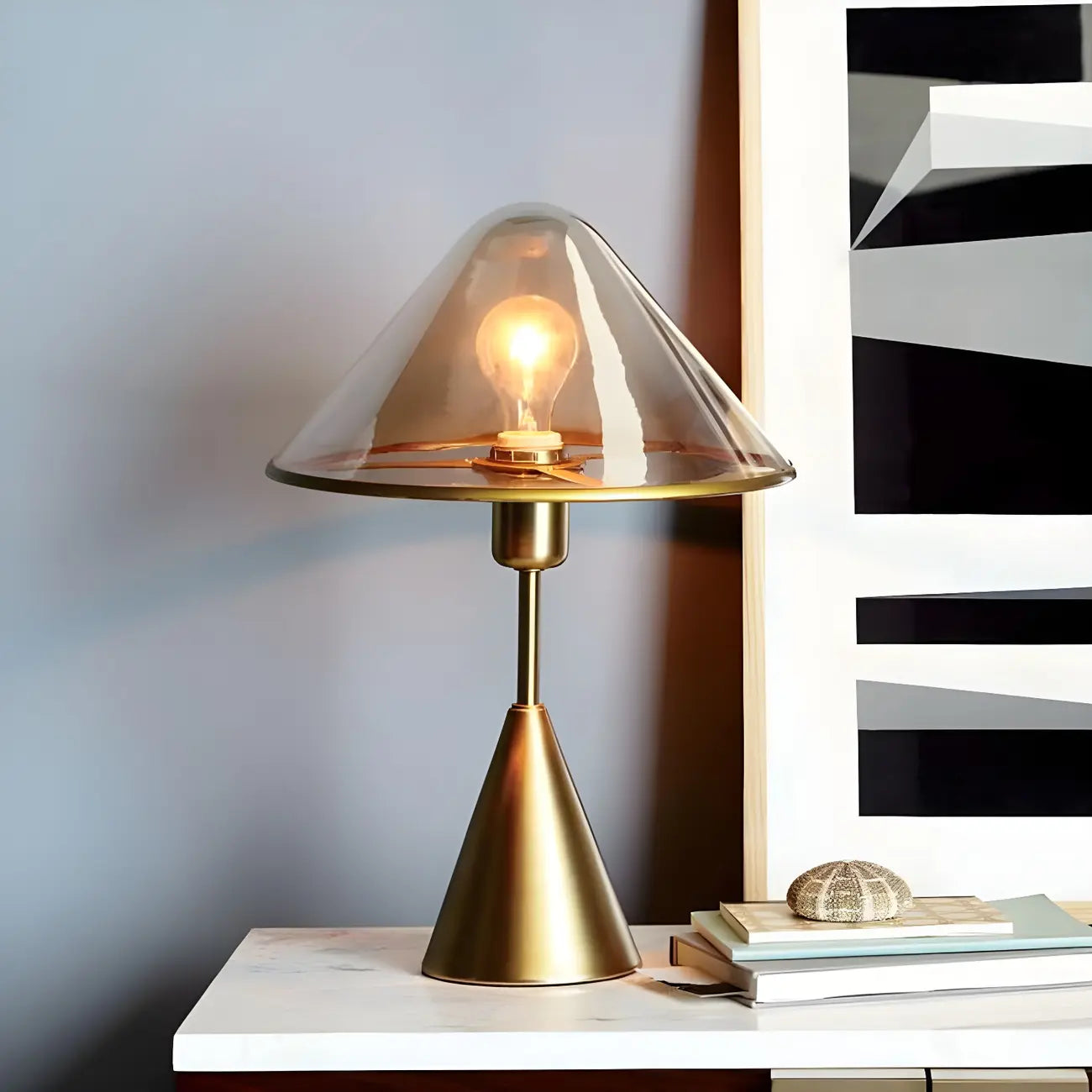 Lampe de bureau moderne dorée avec abat-jour conique en verre pour salon