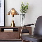 Lampe de bureau moderne dorée avec abat-jour conique en verre pour salon