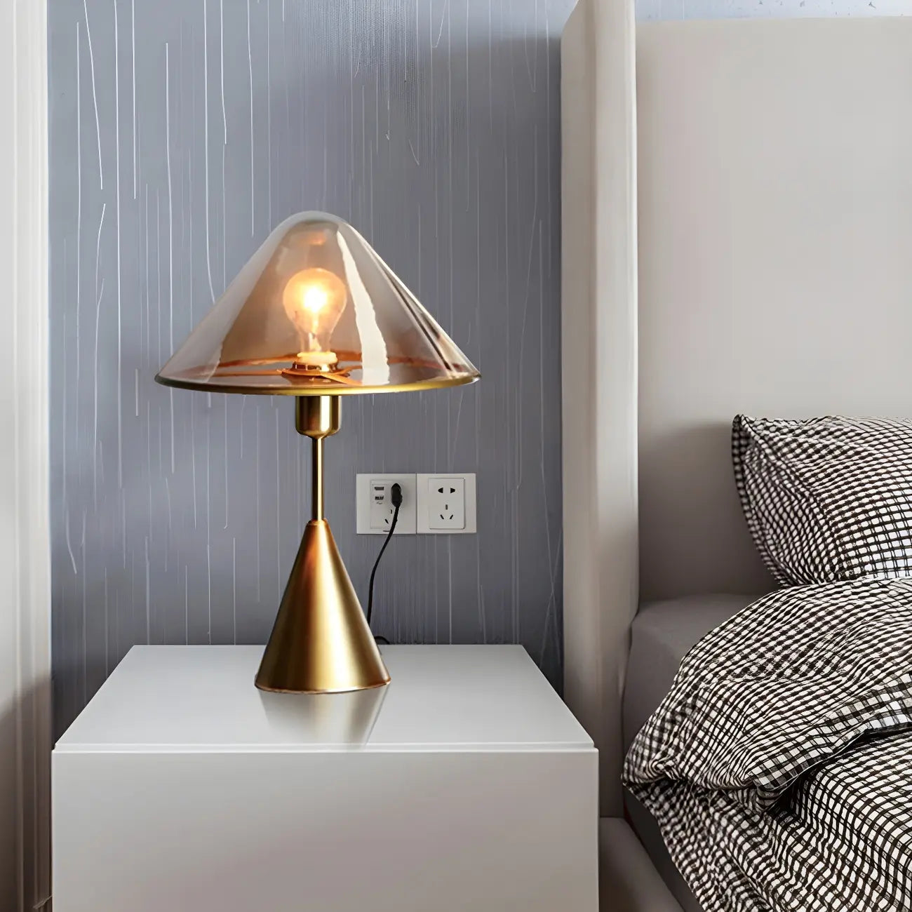 Lampe de bureau moderne dorée avec abat-jour conique en verre pour salon