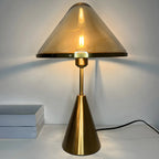 Lampe de bureau moderne dorée avec abat-jour conique en verre pour salon