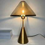 Lampe de bureau moderne dorée avec abat-jour conique en verre pour salon