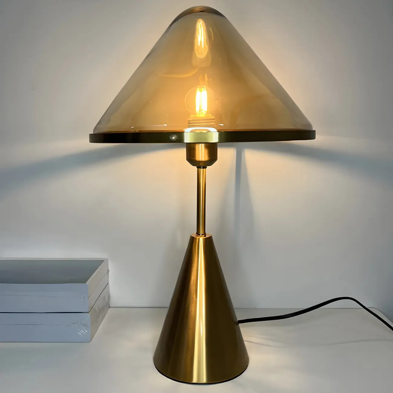 Lampe de bureau moderne dorée avec abat-jour conique en verre pour salon