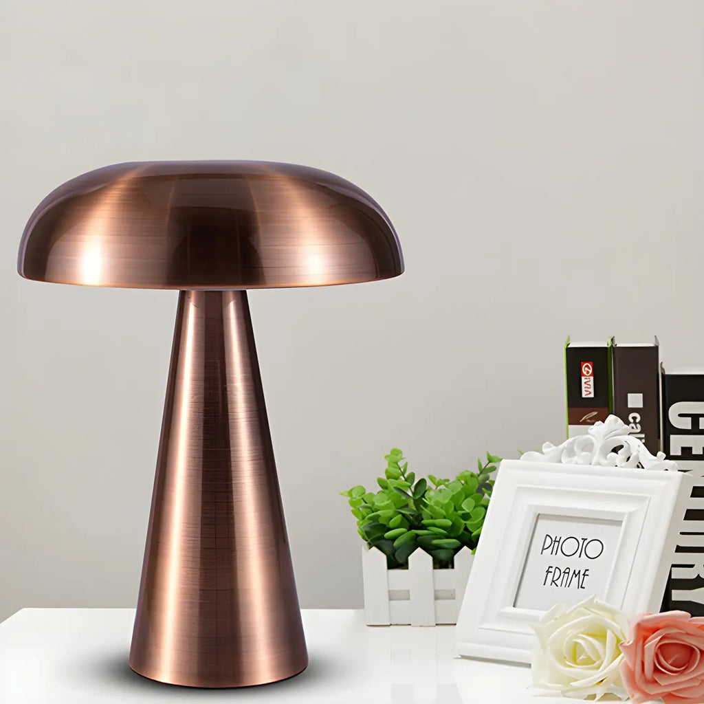 Lampe de table contemporaine en laiton rechargeable pour la maison