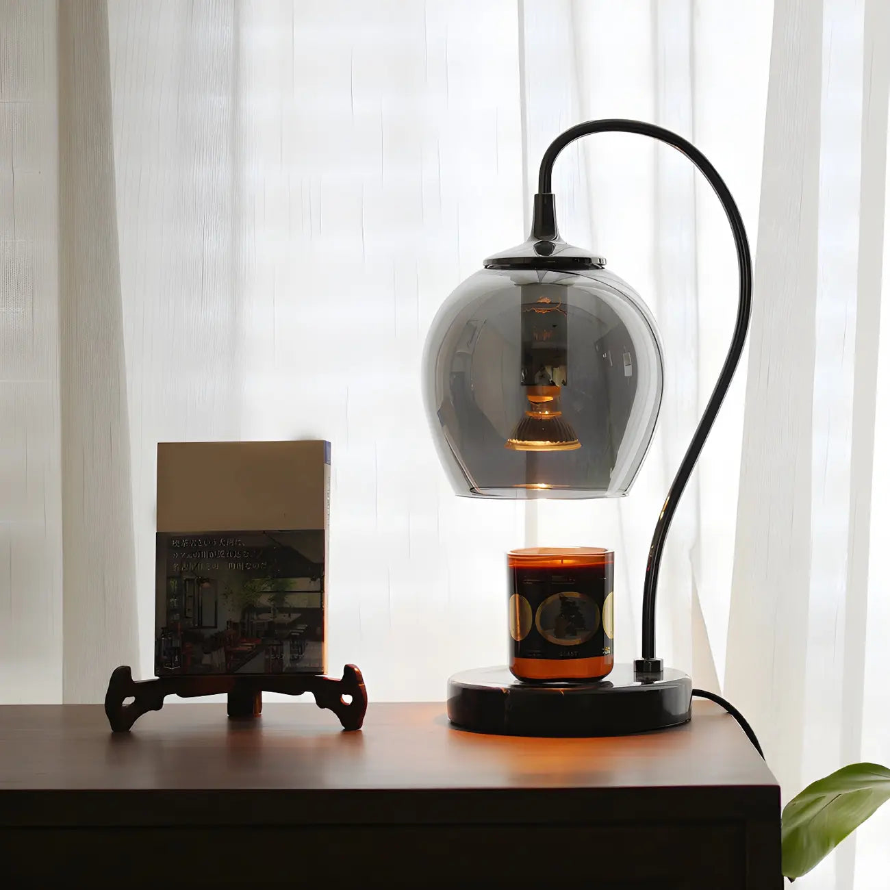 Lampe de table moderne en métal noir et verre avec socle porte-gobelet