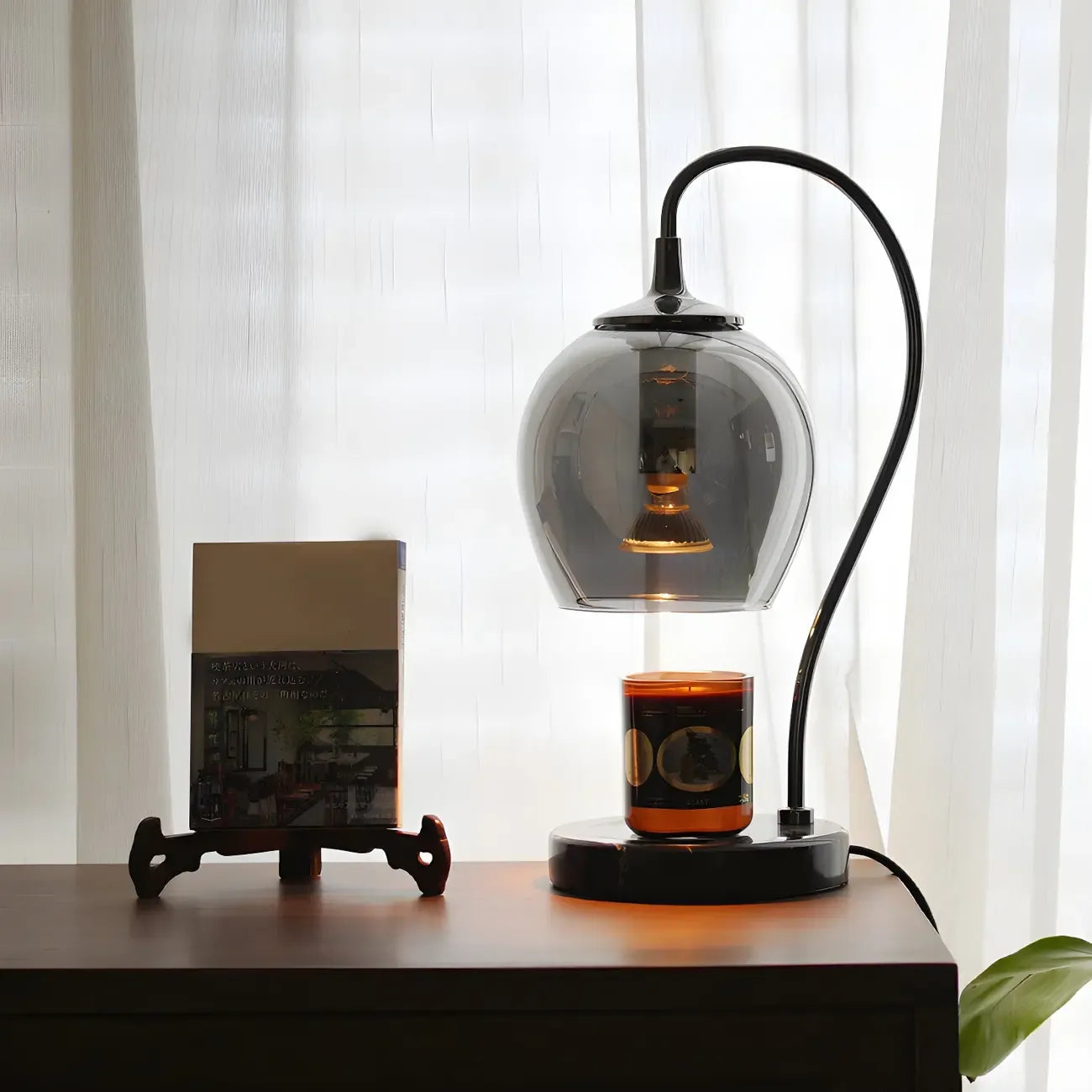 Lampe de table moderne en métal noir et verre avec socle porte-gobelet