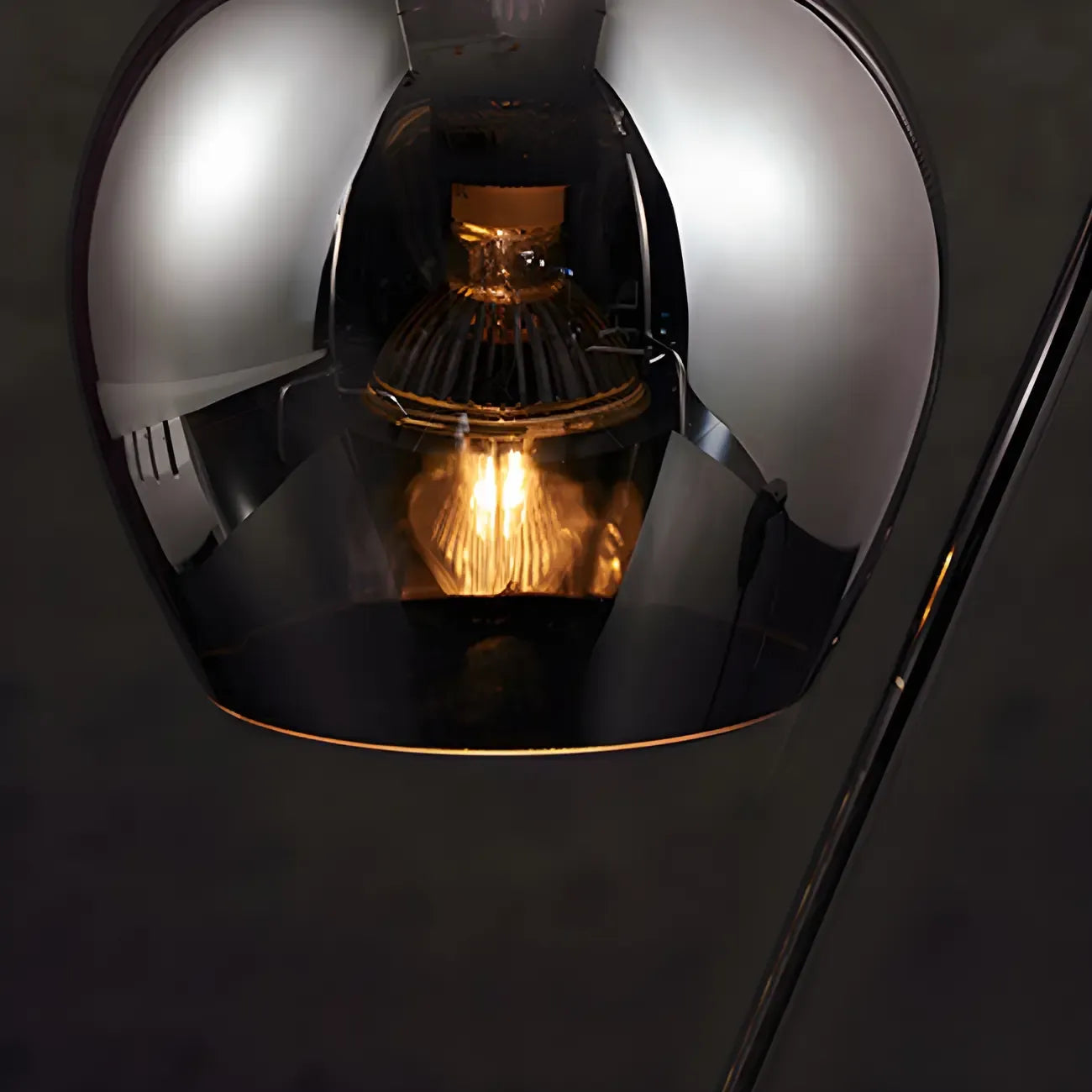 Lampe de table moderne en métal noir et verre avec socle porte-gobelet