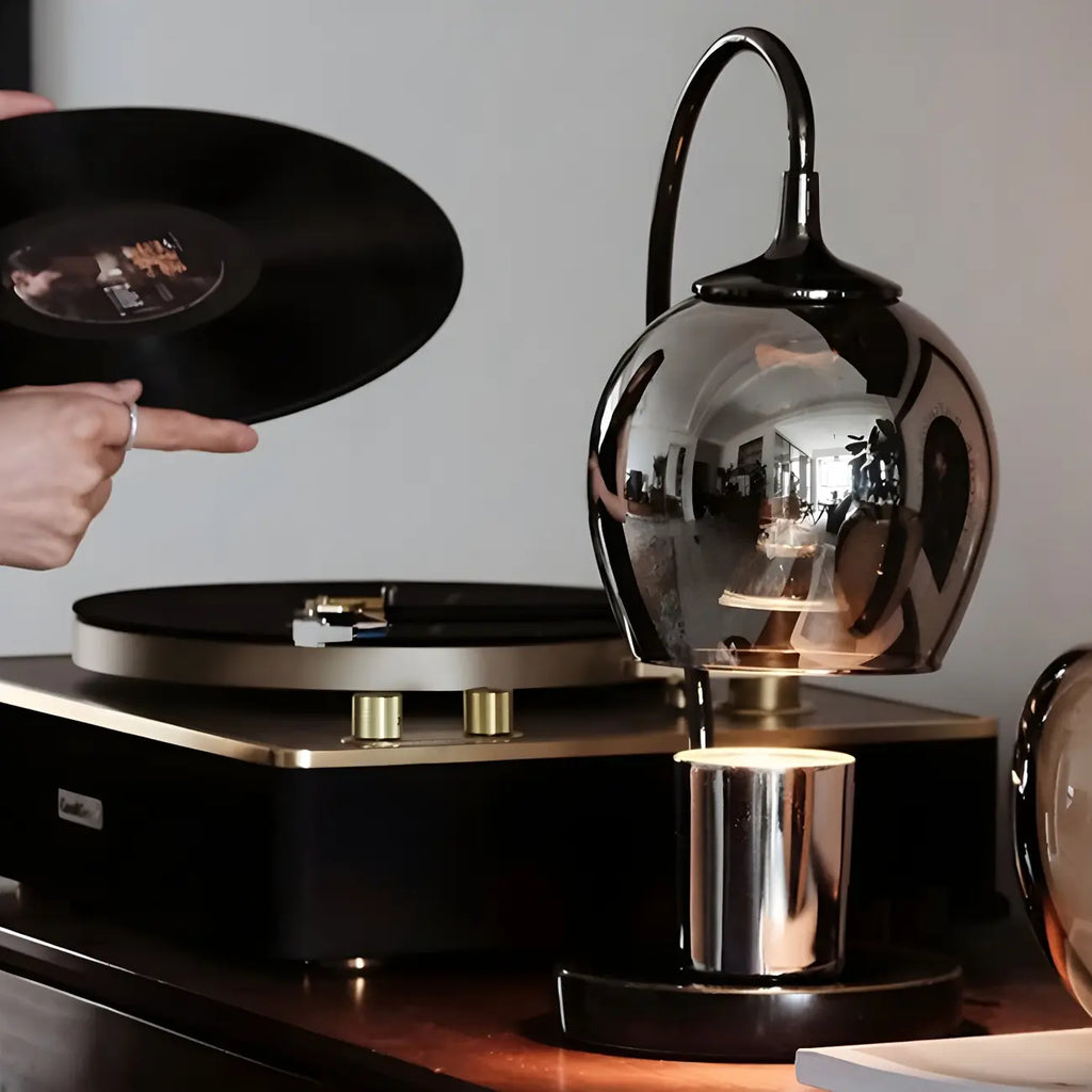Lampe de table moderne en métal noir et verre avec socle porte-gobelet