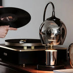 Lampe de table moderne en métal noir et verre avec socle porte-gobelet