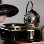 Lampe de table moderne en métal noir et verre avec socle porte-gobelet