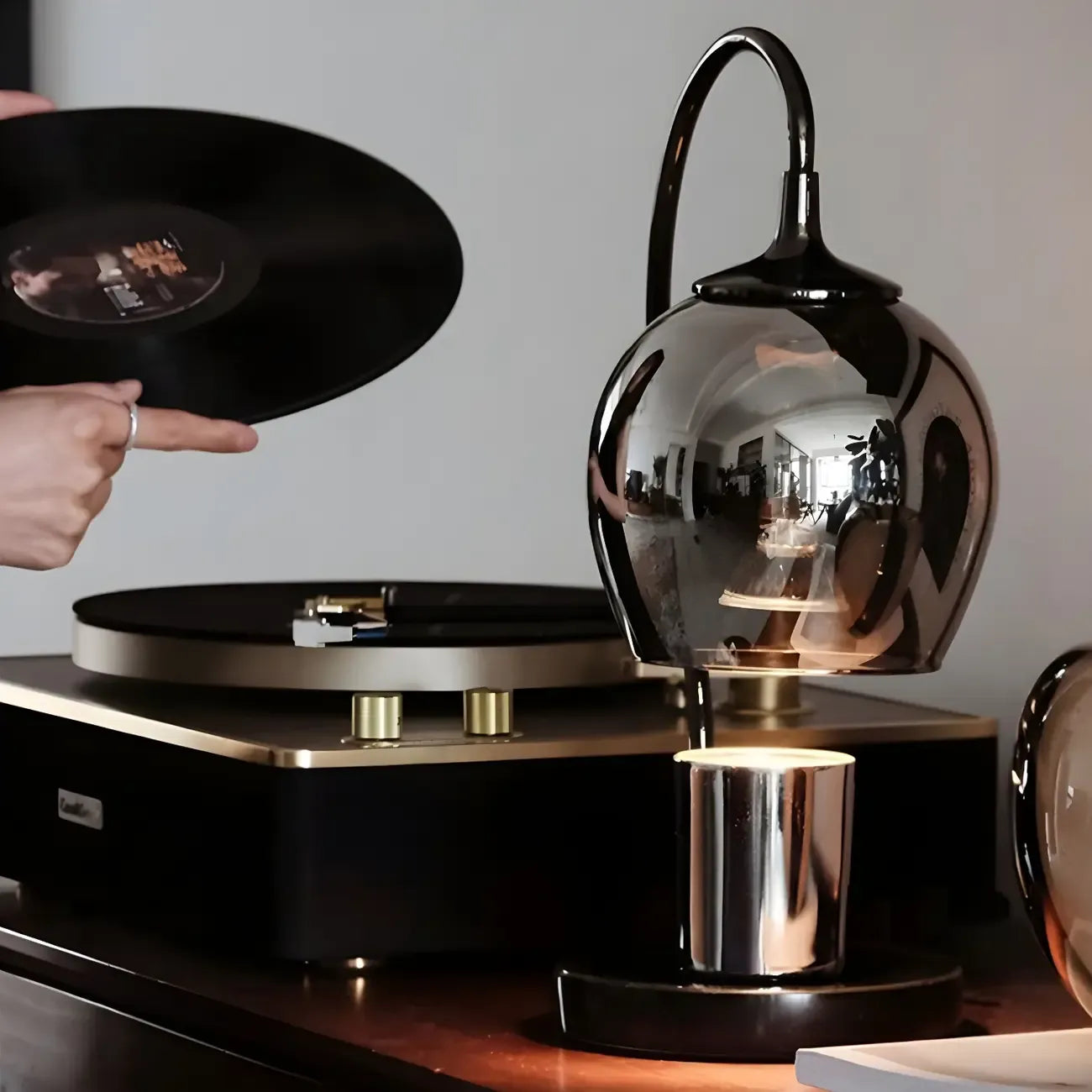 Lampe de table moderne en métal noir et verre avec socle porte-gobelet