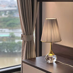 Lampe de table élégante en cristal avec abat-jour plissé pour salon