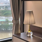 Lampe de table élégante en cristal avec abat-jour plissé pour salon
