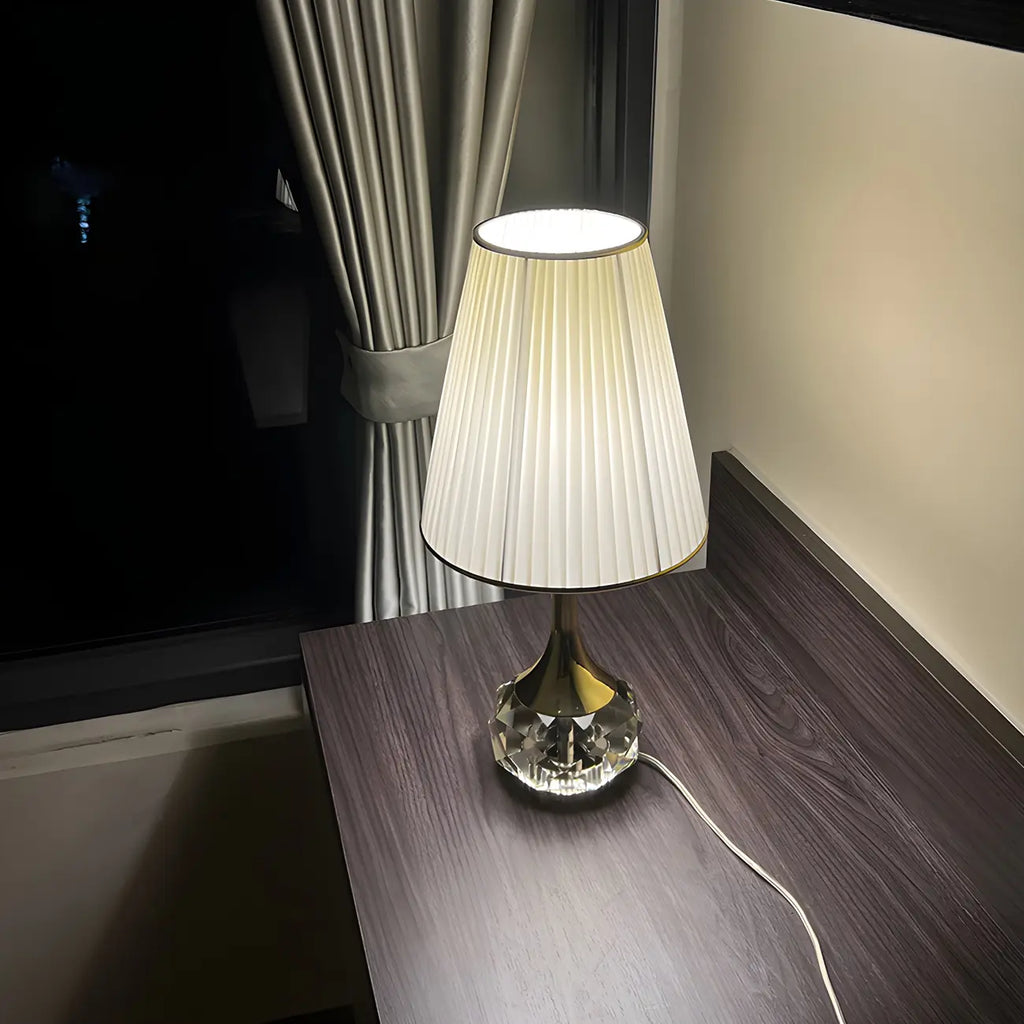 Lampe de table élégante en cristal avec abat-jour plissé pour salon
