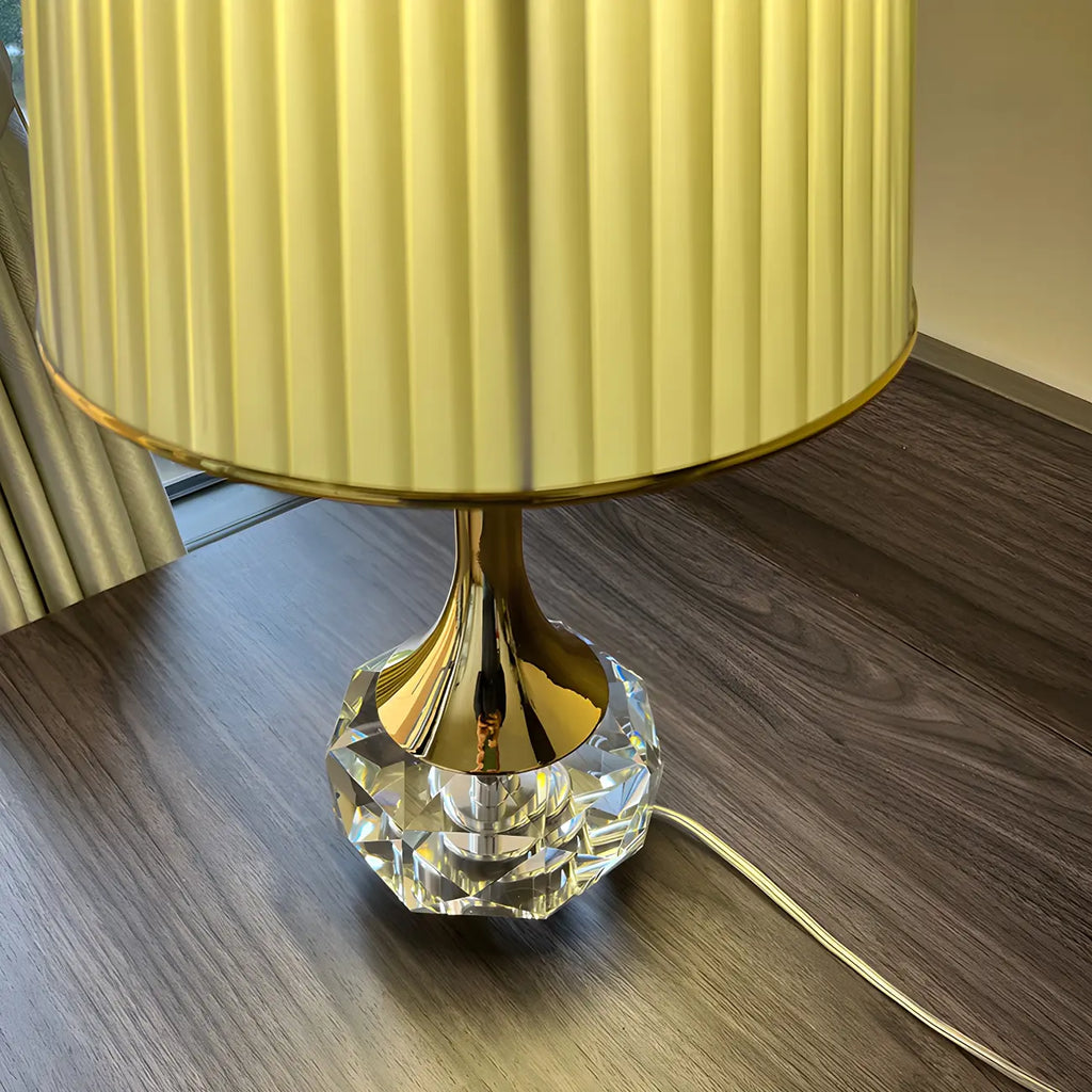 Lampe de table élégante en cristal avec abat-jour plissé pour salon