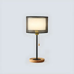 Lampe de table géométrique moderne avec interrupteur à tirette pour usage résidentiel