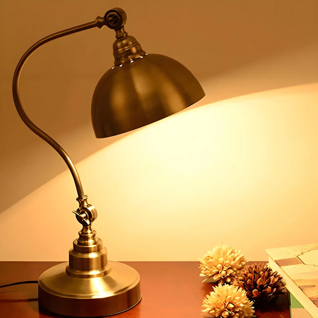 Lampe de table en laiton antique avec abat-jour en forme de bol arqué pour chambre à coucher