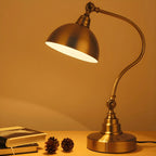 Lampe de table en laiton antique avec abat-jour en forme de bol arqué pour chambre à coucher