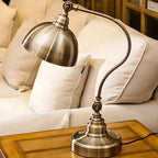 Lampe de table en laiton antique avec abat-jour en forme de bol arqué pour chambre à coucher