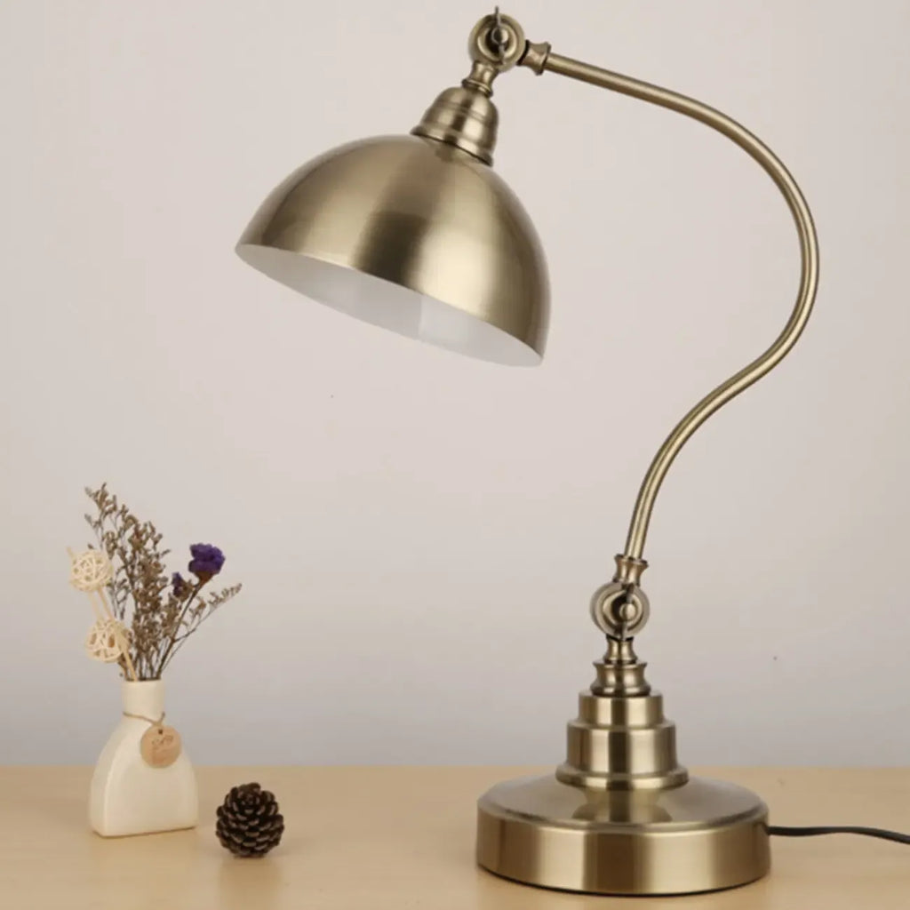Lampe de table en laiton antique avec abat-jour en forme de bol arqué pour chambre à coucher
