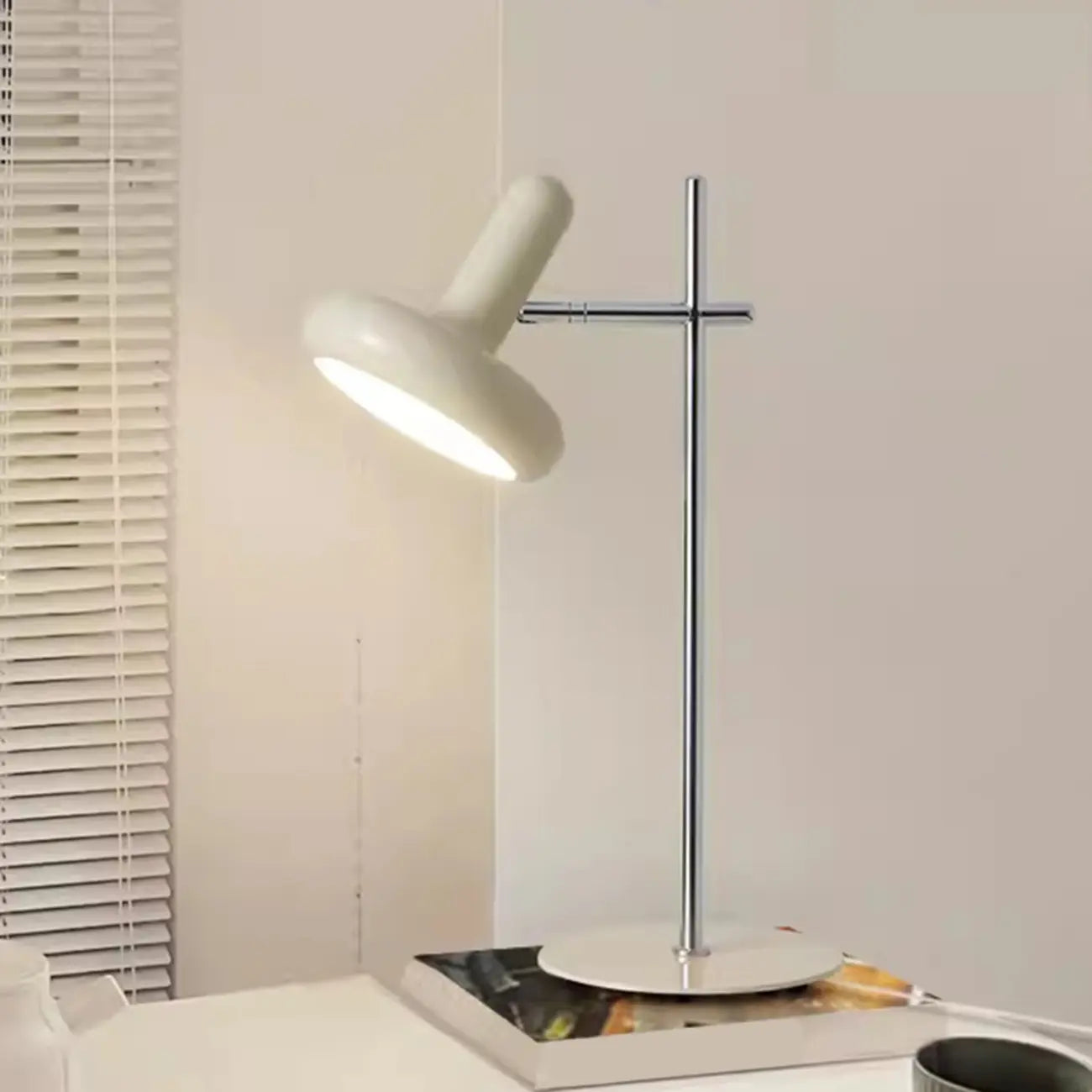 Lampe de table minimaliste géométrique en métal blanc cassé pour chambre à coucher
