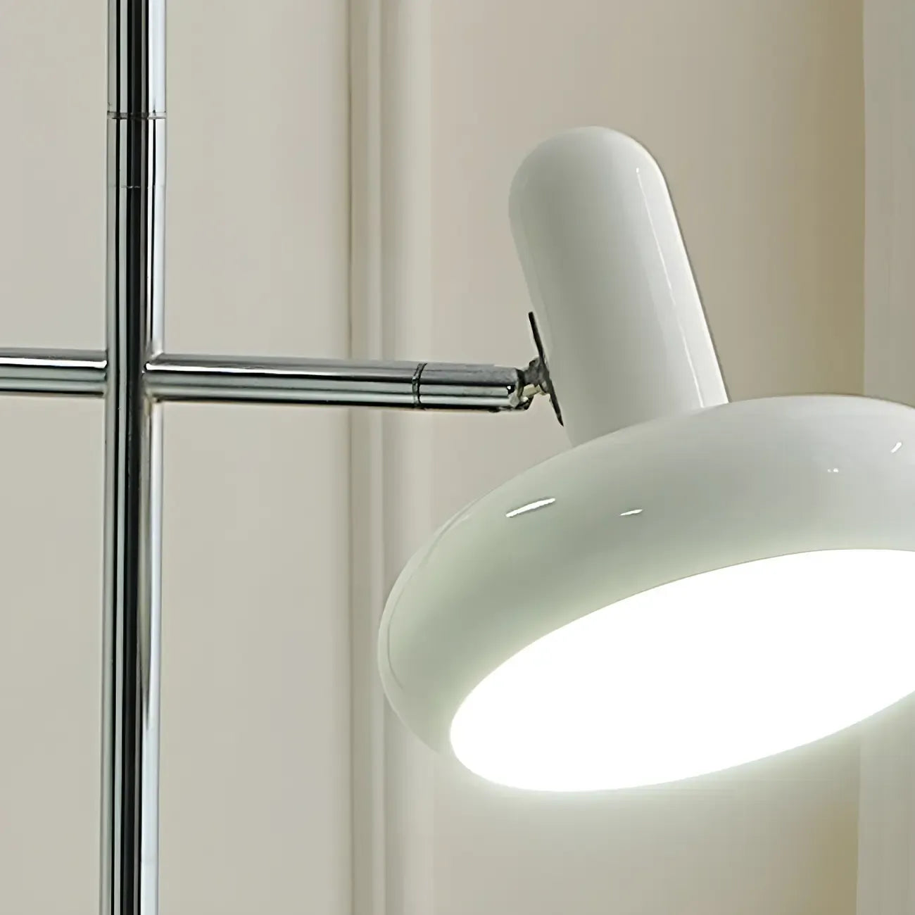 Lampe de table minimaliste géométrique en métal blanc cassé pour chambre à coucher