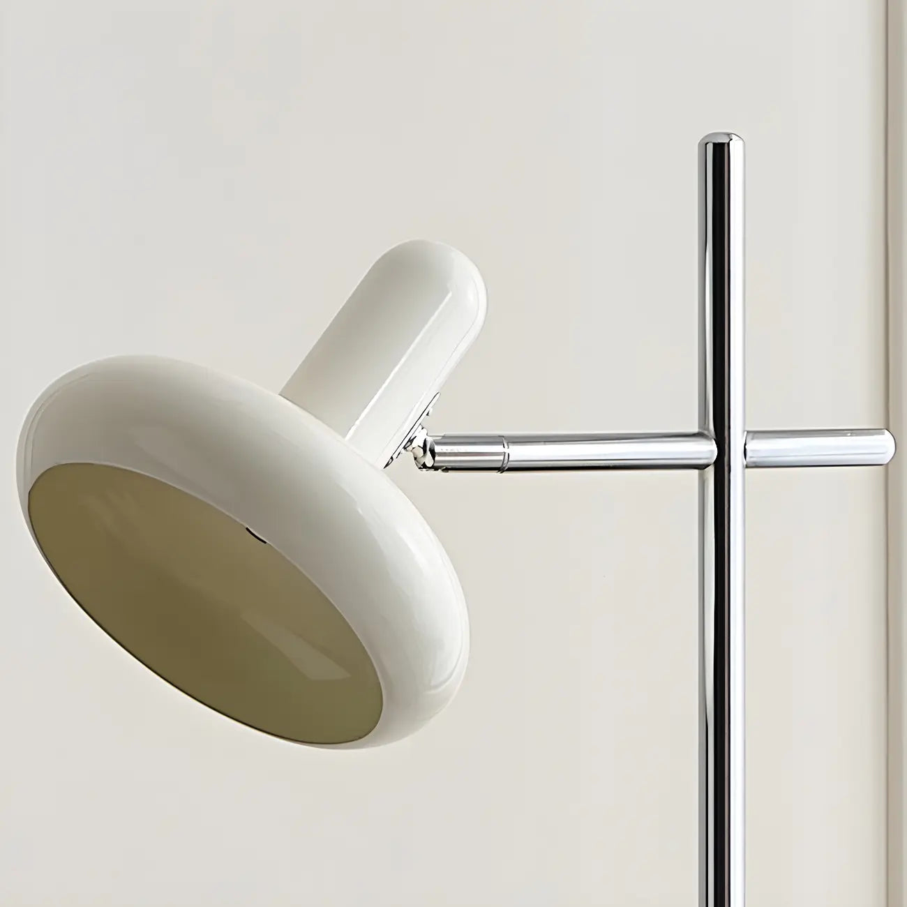Lampe de table minimaliste géométrique en métal blanc cassé pour chambre à coucher